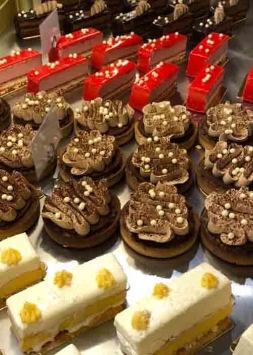 lla-patisserie-vitrine-gateaux-dessert-presentation